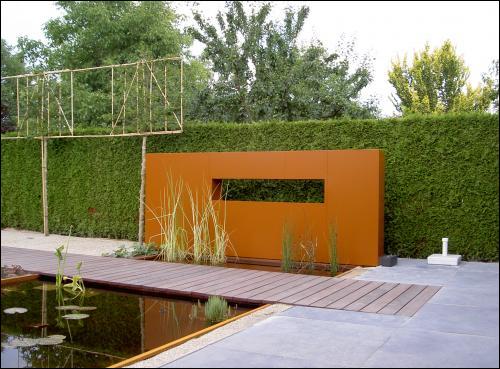 strakke tuin met vijver