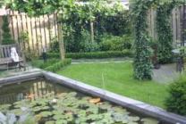 romantische groenblijvende tuin