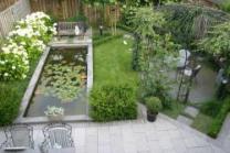 romantische groenblijvende tuin